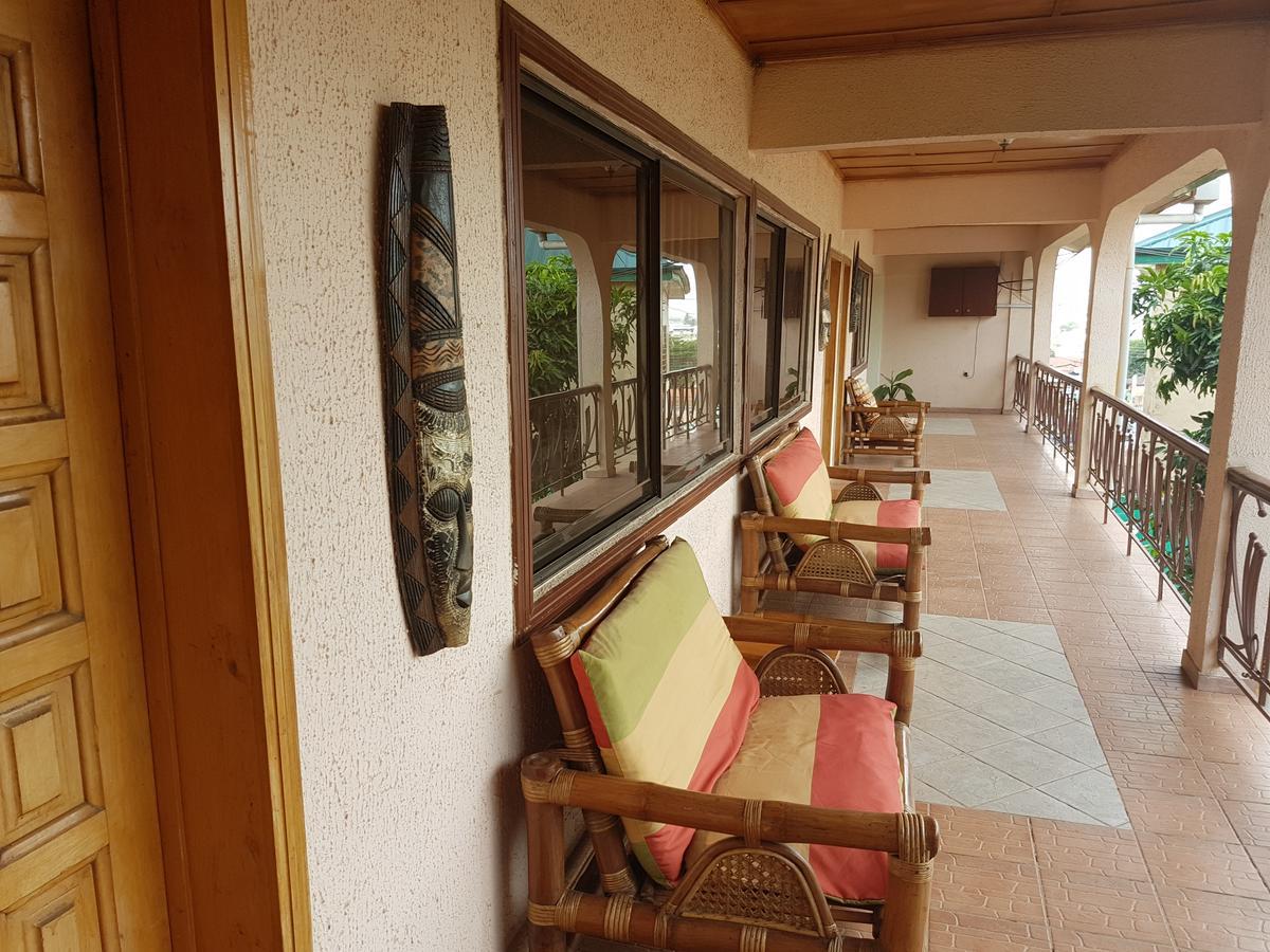 De Mod Hotel Ngleshi Amanfro Екстериор снимка